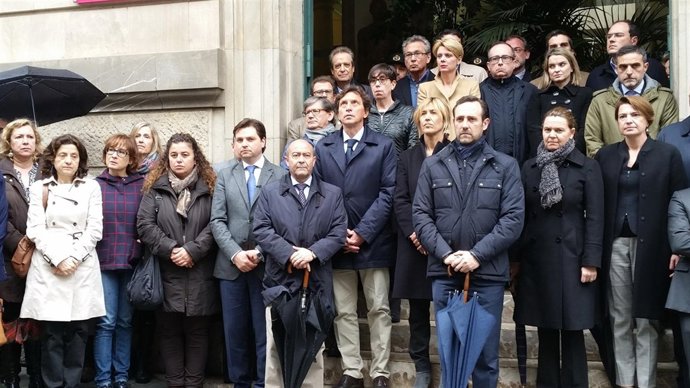 Minuto de silencio por víctimas accidente