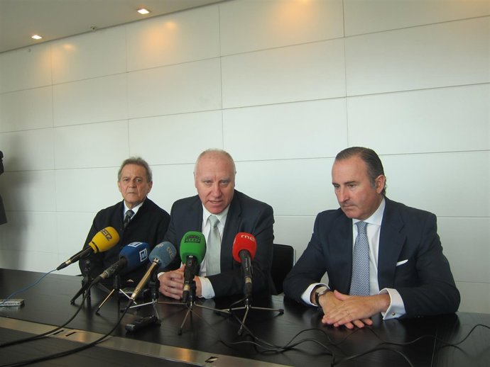 Blanco, Molins y Junceda presentando convenio entre FINBA y Banco Sabadell. 