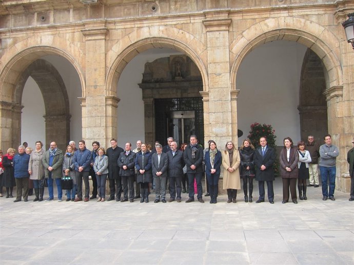 MINUTO DE SILENCIO POR ACCIDENTE AÉREO