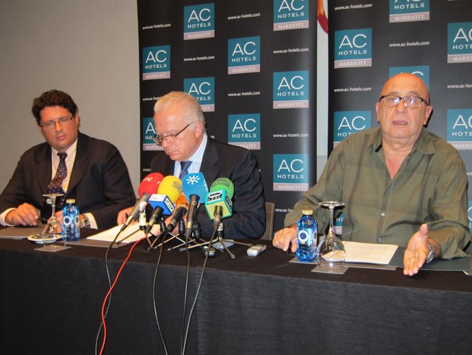 Responsables de Globalaeronautic en una rueda de prensa