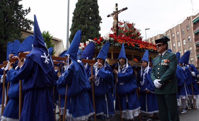 La Guardia Civil escolta el paso del Cristo del Amor en su procesión del Viernes