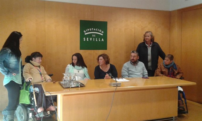 IU con los afectados.