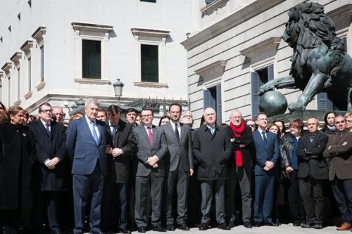 Diputados en minuto de silencio 