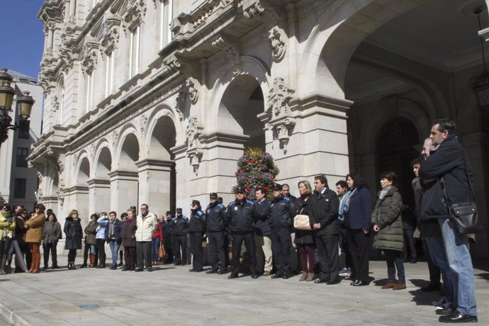 Minuto de silencio en A Coruña por las víctimas del accidente de Germanwings.