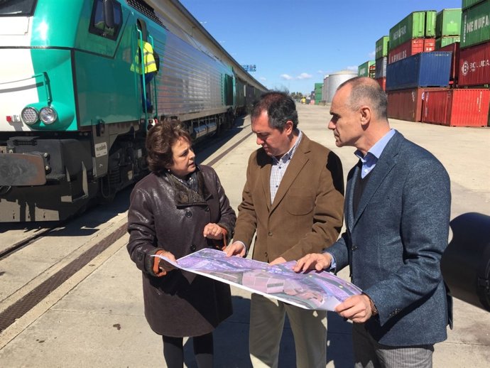 Carmen Castreño, Juan Espadas y Antonio Muñoz, en el Puerto