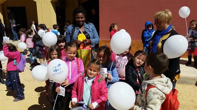 El Ayuntamiento colabora en la acción con la asociación comerciantes Santa Lucía