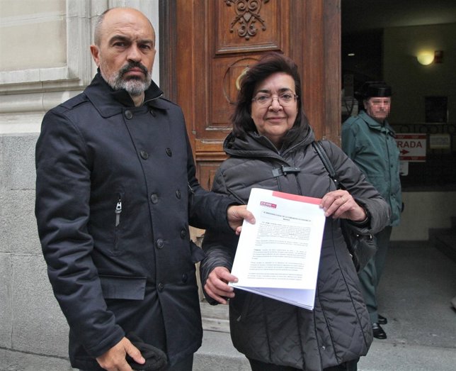 Los representantes de CC.OO registrando la denuncia