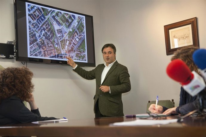 El alcalde presenta el proyecto del carril bici urbano