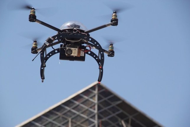 Los drones se clasifican en dos grandes grupos, los de uso militar y los de uso 