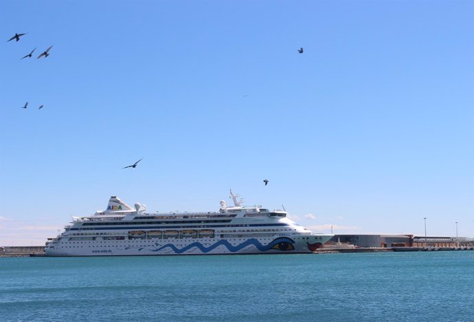 Buque crucero AIDA Aura Málaga turismo barco crucerista mar terminal pasajeros