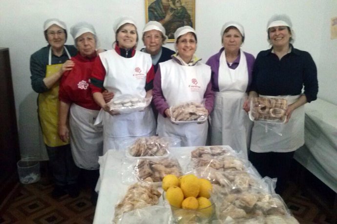 Mujeres que venden dulces para Cáritas