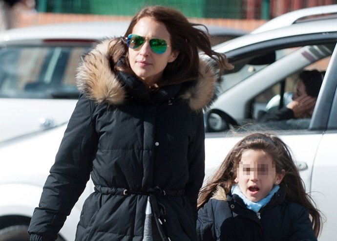 Paula echevarría una mama todoterreno recoge a asu hija en el colegio 