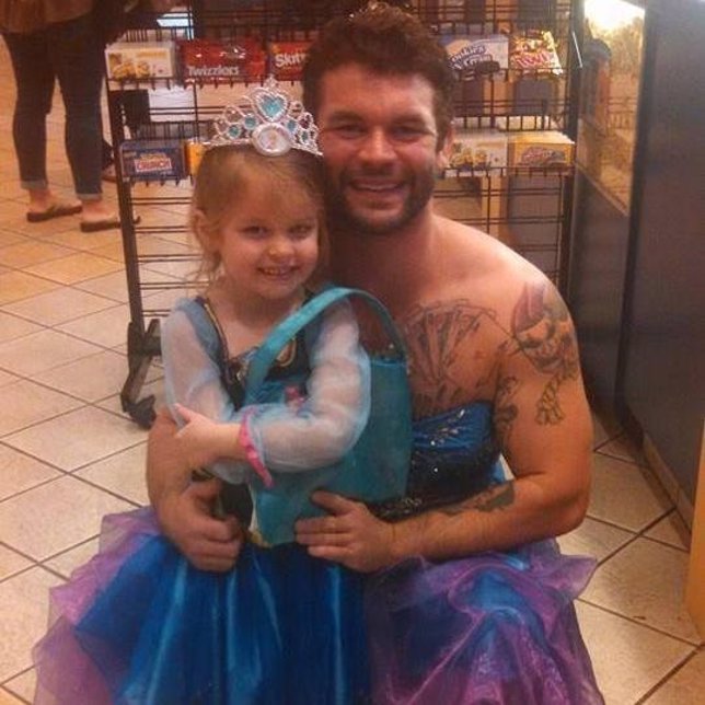 El mejor tío del mundo se viste de princesa para su sobrina 