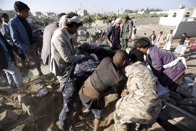 Buscan a supervivientes tras bombardeo en Saná