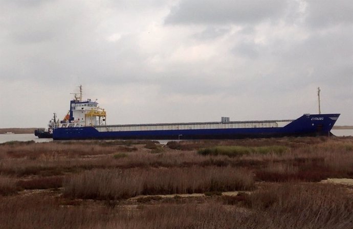 Un barco varado en la orilla del Guadalquivir a su paso por Trebujena