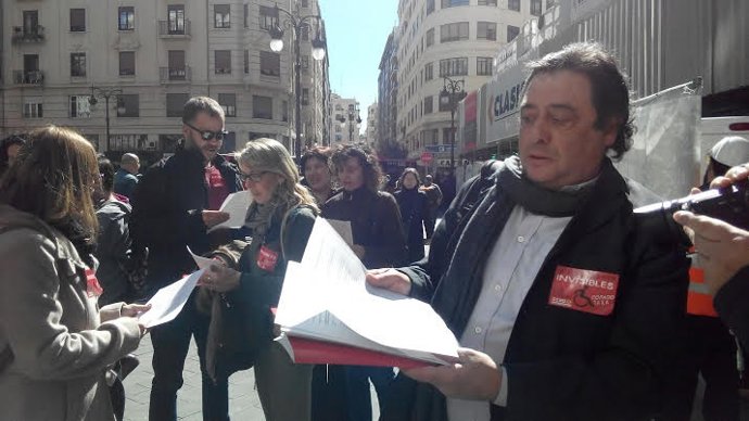 Trabajadores y familia presentando los recursos de alzada contra la Ley de Tasas