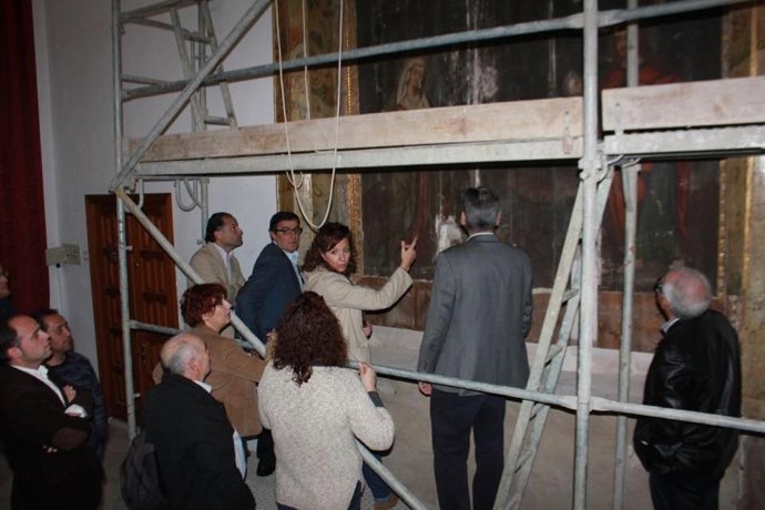 Vicente Zarza visita el retablo hallado en Ayamonte. 
