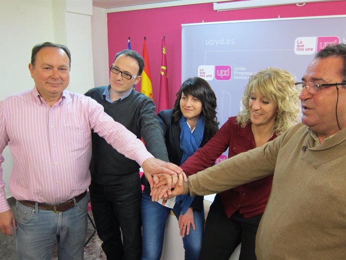 Hernández y los integrantes de la lista de UPyD en Molina