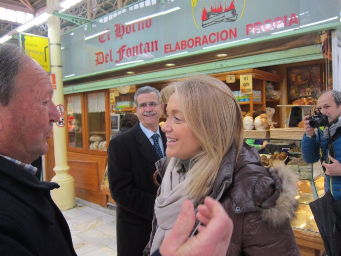 Coto conversa con un ciudadano en El Fontán, ante la mirada de Caicoya.