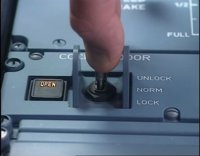 ¿Cómo funciona la puerta de cabina de un avión?