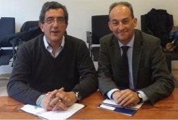 Revilla y Pérez durante la firma