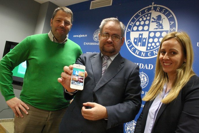 Jorge Delgado, en el centro, muestra la nueva aplicación 'UJA actualidad'.
