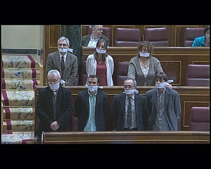 Diputados de la Izquierda Plural se amordazan en el Congreso.