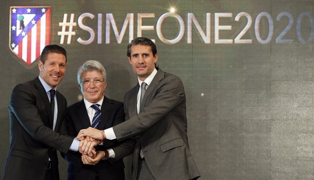 Simeone, Cerezo y Caminero tras la renovación del argentino