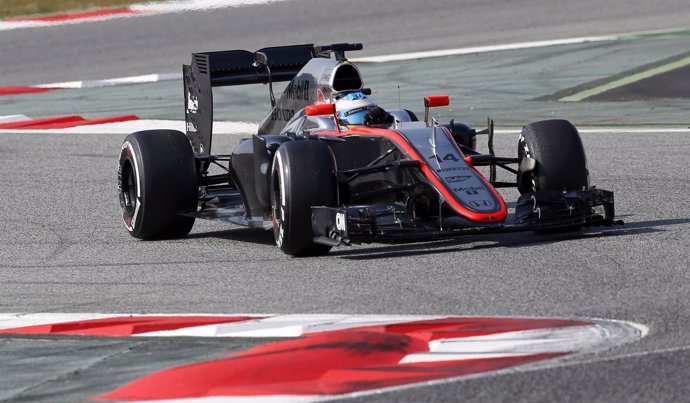 Fernando Alonso con su McLaren en Montmeló