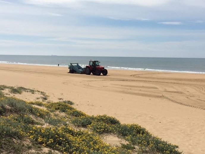 Playa de Punta Umbría (Huelva) preparada para Semana Santa.