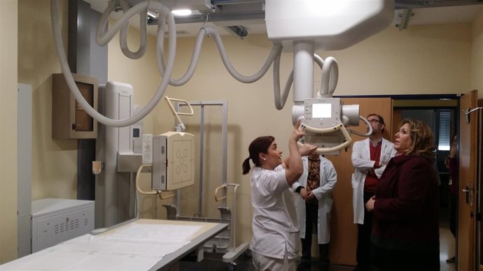 Visita de Ángeles Jiménez a sala de radiología del Hospital de Andújar (Jaén)