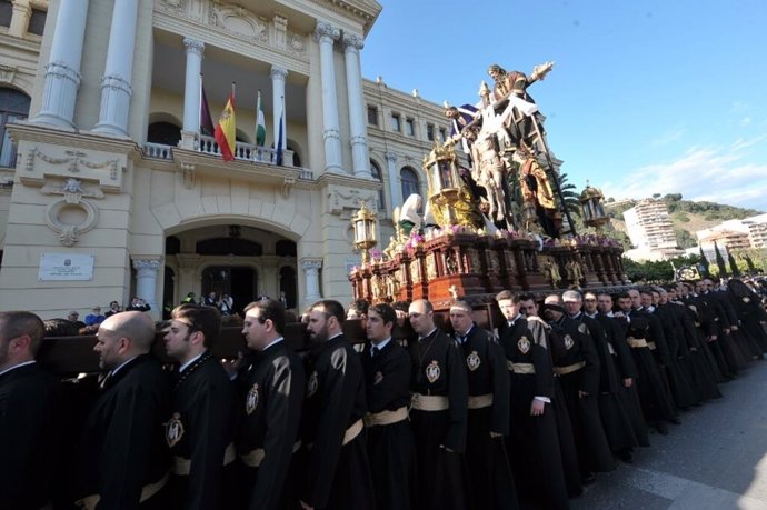 Trono hombres portadores Descendimiento Semana Santa campana turismo