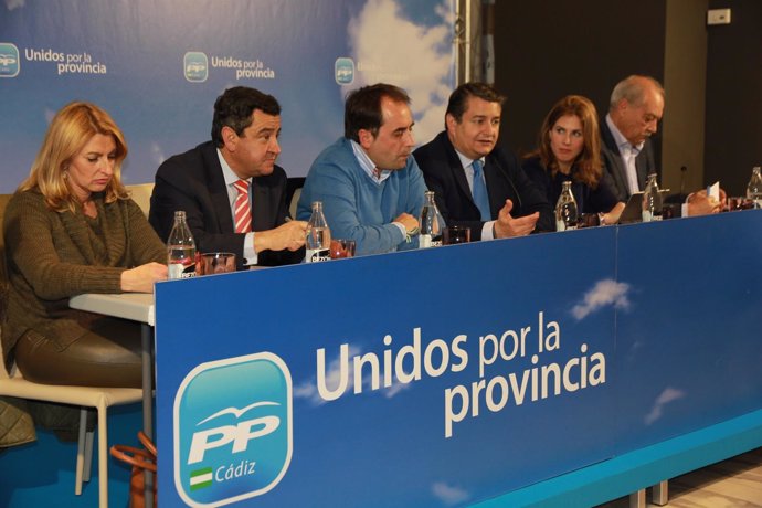 Sanz, el tercero por la derecha, en la Junta Directiva Provincial del PP