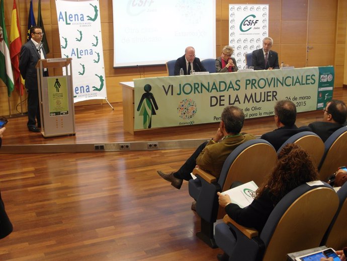 Elena Víboras, en el centro, escucha la intervención de Joaquín Állvarez.