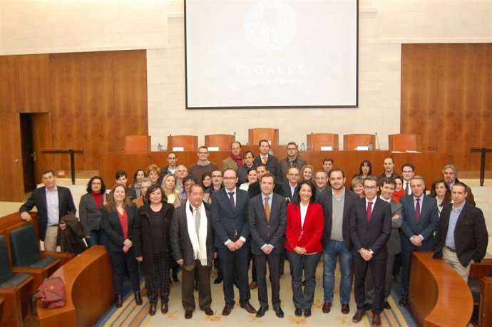 Integrantes de la Ruta del Vino y autoridades posan para la foto de familia