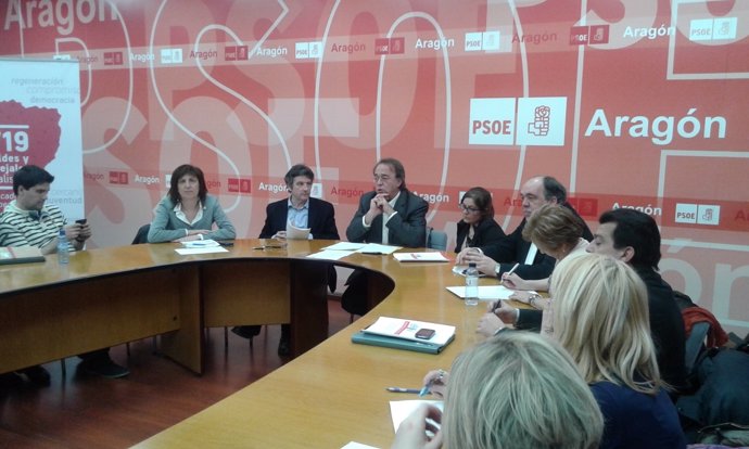 Pérez Anadón con su candidatura en la sede del PSOE