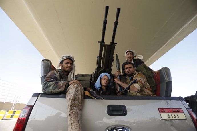 Milicianos huthis junto al palacio presidencial en Saná