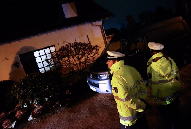 Oficiales alemanes frente a la casa del copiloto de Germanwings Andreas Lubitz