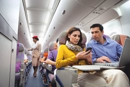 Pasajeros de avión con móviles 