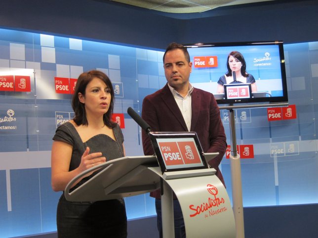 Adriana Lastra y Ramón Alzórriz en la rueda de prensa en Pamplona