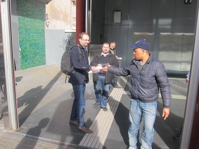 Joan Herrera y Joan Mena (ICV-EUiA) reparten octavillas a la salida del metro. 