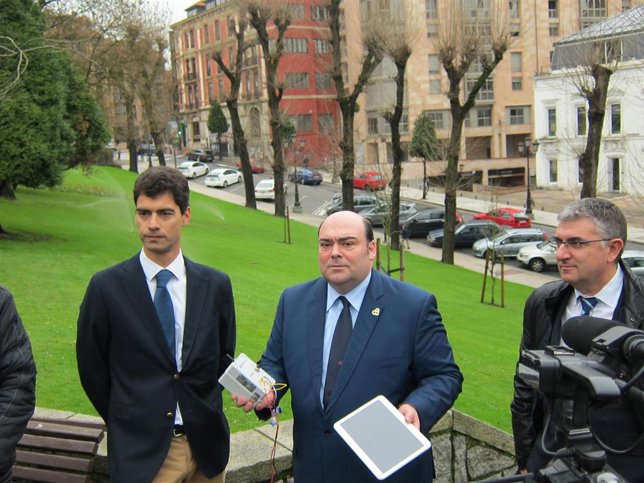 El alcalde Agustín Iglesias Caunedo presenta el nuevo sistema de riego de Oviedo