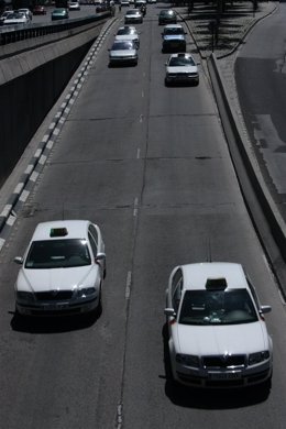 Recursos de tráfico. Carreteras. Coches. 