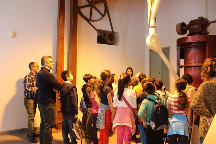 Alcalde y escolares realizaron la visita guiada al edificio. 