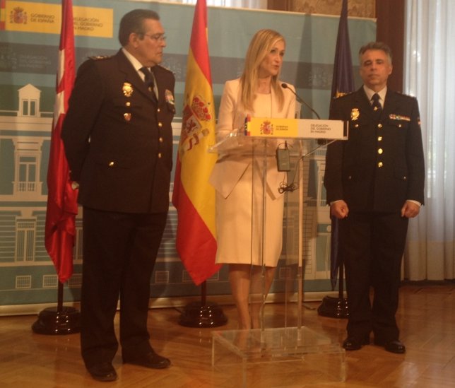 Cifuentes y el jefe Superior de Policía en la rueda de prensa