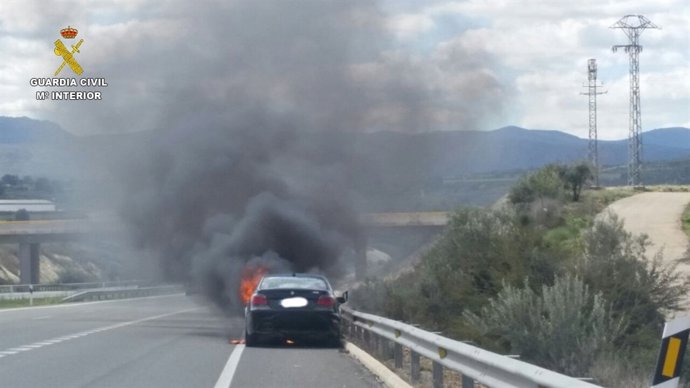 Coche ardiendo en la CV-40 en Ontinyent