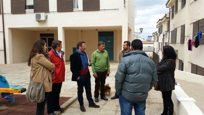 Valdivielso (3i) en la visita a las obras efectuadas en las viviendas.