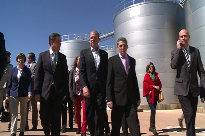 Monago en una bodega de Aceuchal