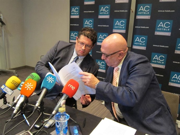 Los representantes de Globalaeronautic consultan un documento