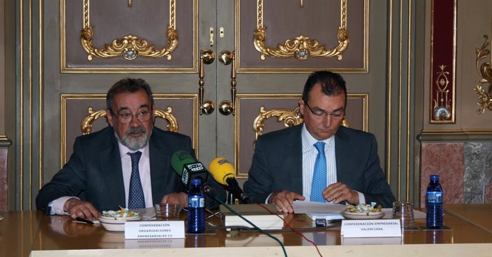 José Vicente González y Salvador Navarro durante la presentación del estudio